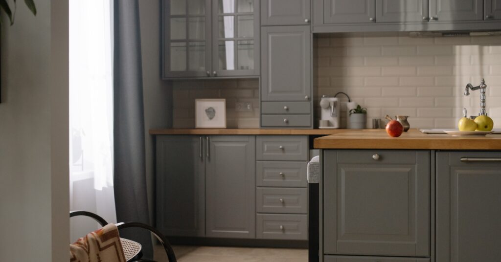 10 Benefits of Hiring a Professional Cabinet Painting Company